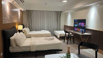 Apartemen Deluks, balkon, pemandangan kota | Meja kerja, kedap suara, dan Wi-Fi gratis