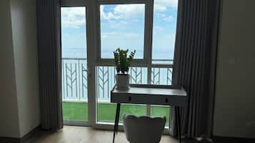 Desk, soundproofing, free WiFi