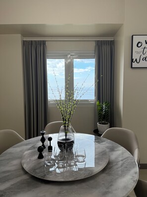 디럭스 아파트, 발코니, 바다 전망 | 객실 내 식사 공간