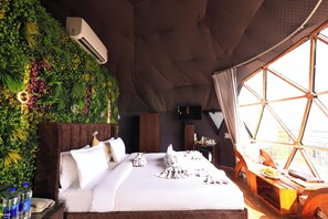 Luxury Glamp Room | Desk, free WiFi