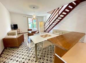 Villa, 2 chambres, balcon, vue sur le jardin | Salle de séjour