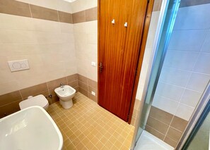 Vila, 2 kamar tidur, balkon, pemandangan kebun | Kamar mandi