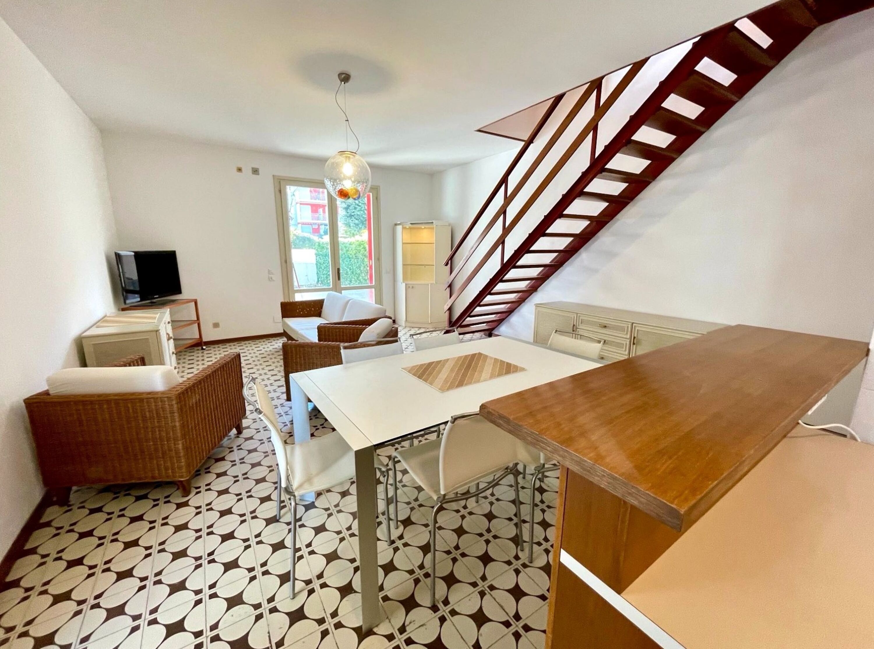 别墅, 2 间卧室, 阳台, 花园景观 | 客厅