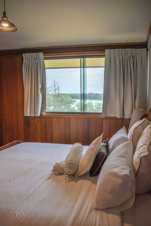 5 bedrooms, iron/ironing board, WiFi, bed sheets