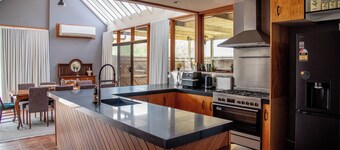 Willow Lodge Retreat – Murray Riverside Escape - Private Boat Ramp and Pontoon.