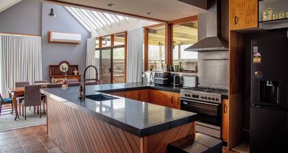 Willow Lodge Retreat – Murray Riverside Escape - Private Boat Ramp and Pontoon.