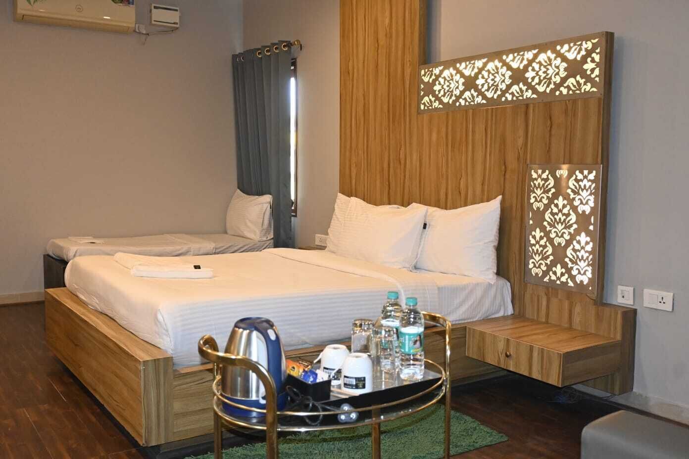 Caja de seguridad en la habitación y tabla de planchar con plancha 