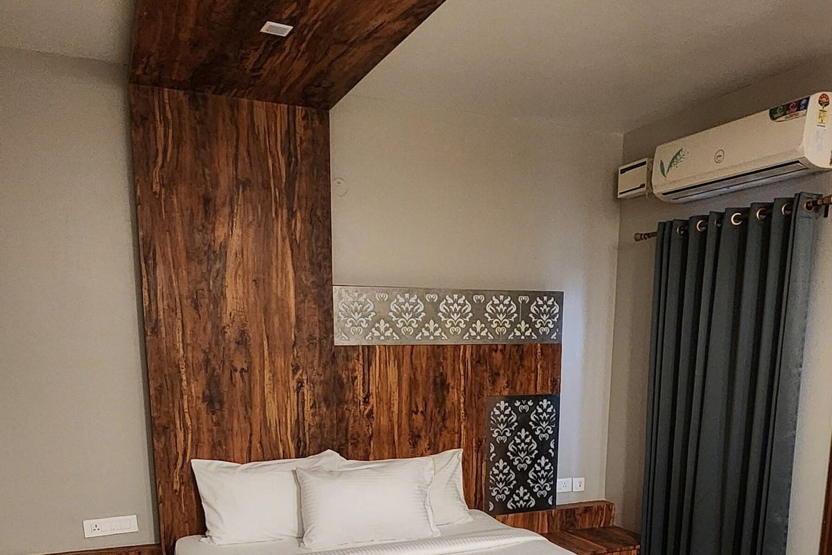 Standard Room | In-room safe, iron/ironing board