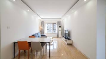 高级公寓, 2 间卧室, 城市景观 | 客厅 | 55-英寸智能电视(配备有线频道)