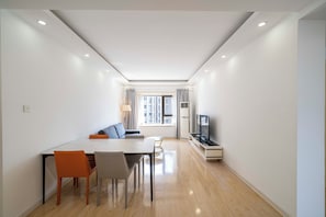 Appartement Supérieur, 2 chambres, vue ville | Salle de séjour | TV connectée de 55 pouces avec chaînes par câble