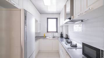 Superior Apartment, 2 Bedrooms, City View | Private kitchen