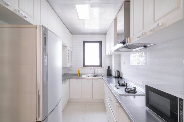 Superior Apartment, 2 Bedrooms, City View | Private kitchen