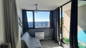 1 bedroom, travel crib, internet, bed sheets