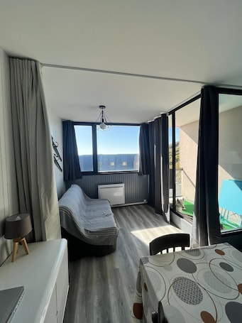 1 chambre, lit parapluie, accès Internet, draps fournis. Appartement station ÔMyrtilles