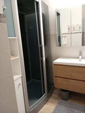 Dusche, Haartrockner, Toilettenpapier