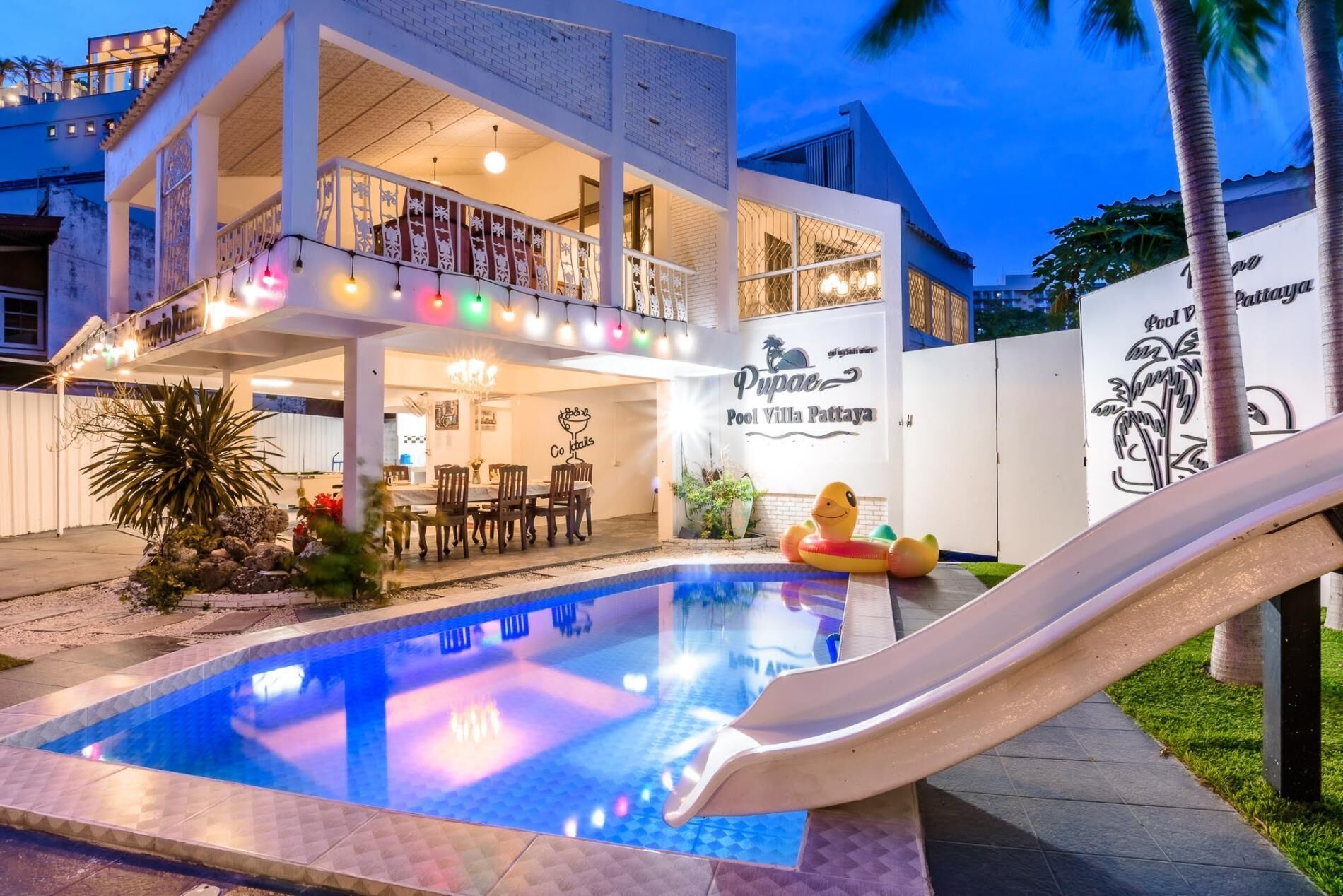 室外游泳池，池畔遮阳伞，日光浴躺椅