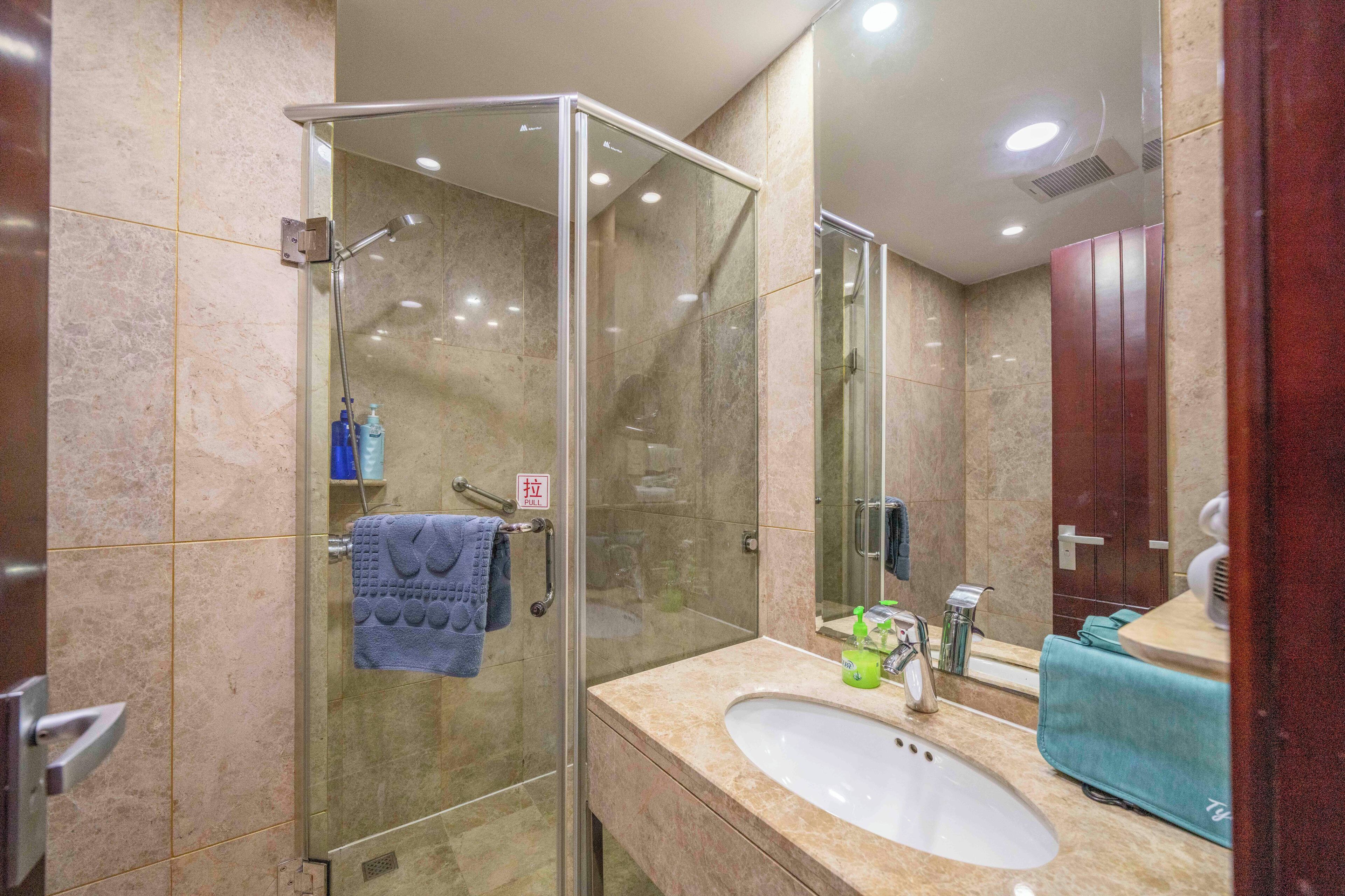 Apartamento superior, 1 habitación, cocina, vistas a la ciudad | Baño | Zapatillas