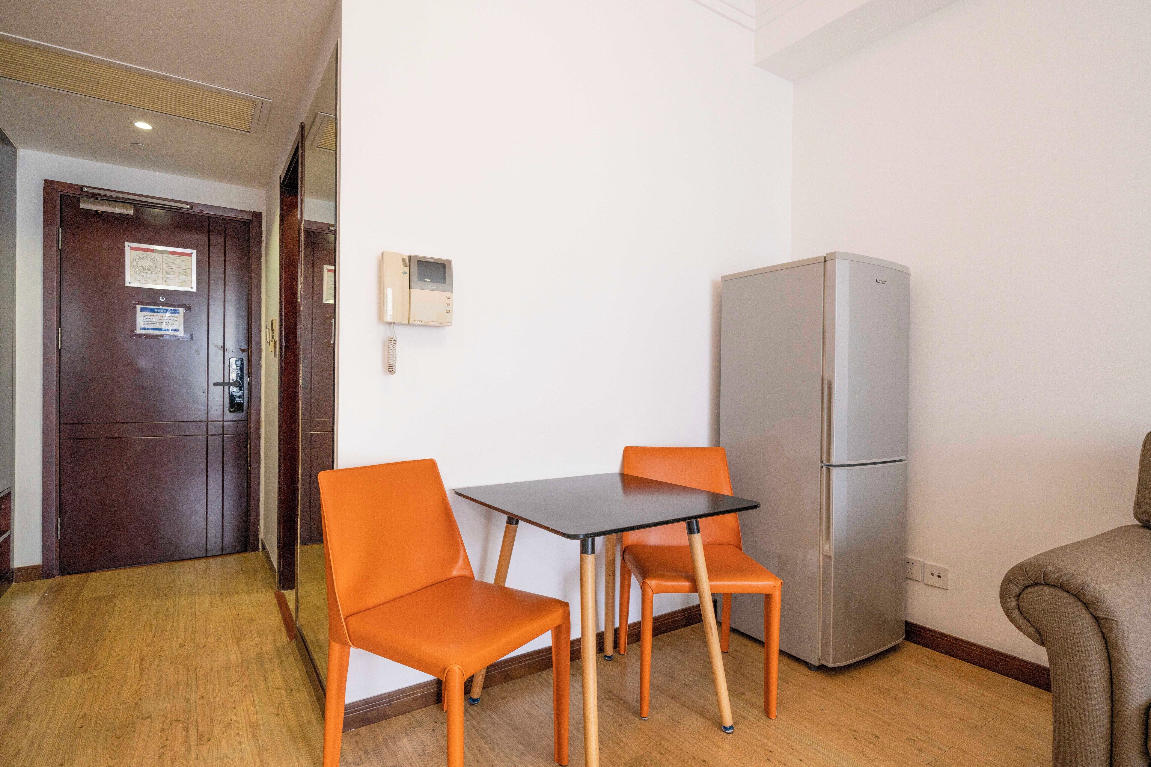 Apartamento superior, 1 habitación, cocina, vistas a la ciudad | Sala de estar | Smart TV de 55 pulgadas con canales por cable