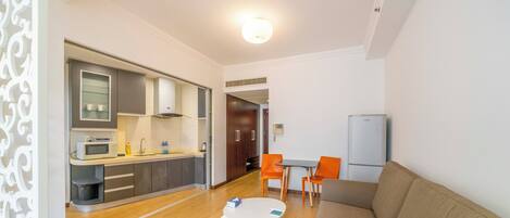 Superior appartement, 1 slaapkamer, keuken, uitzicht op stad | Woonkamer | Een 55-inch smart-tv met kabelzenders