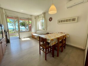 Appartement, 2 chambres, balcon, vue océan | Salle de séjour