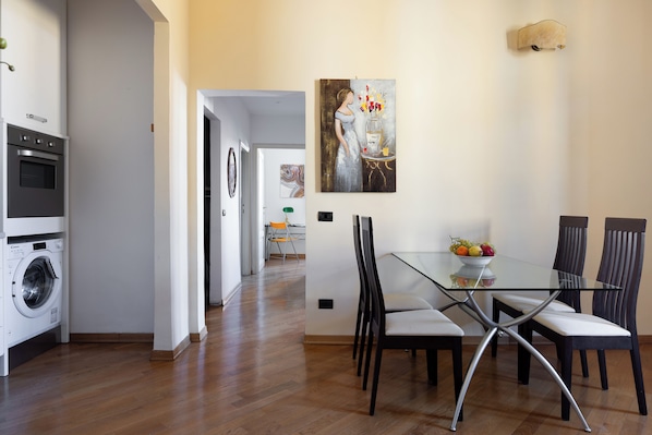 Appartamento, vista città - 5° piano senza ascensore- | Cocina privada | Refrigerador, horno, parrilla de estufa y lavavajillas 