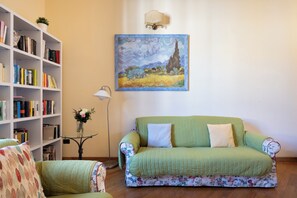 Apartment, Stadtblick | Wohnbereich