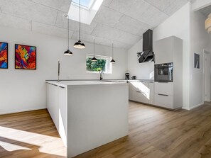 Kühlschrank, Mikrowelle, Geschirrspüler, Kochgeschirr/Geschirr/Besteck