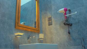 Deluxe Double Room | Bathroom