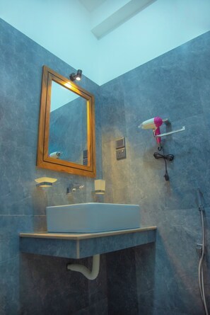 Deluxe Double Room | Bathroom - Villa Roberocia  (Hikkaduwa)