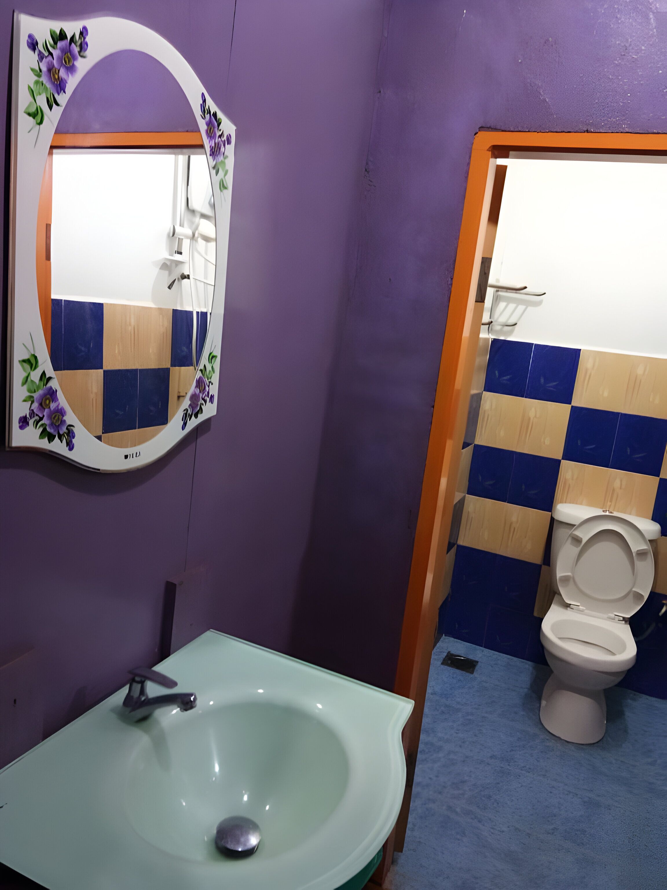 Kahden hengen standard-huone (yksi tai kaksi sänkyä) | Kylpyhuone | Suihku, pyyhkeet, saippua, vessapaperi