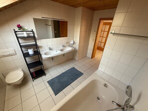 Haartrockner, Handtücher, Toilettenpapier