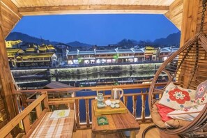 Outdoor dining - Feng Mian Su She Guesthouse (Fenghuang)