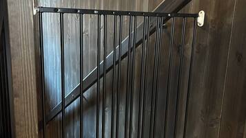 Cabin, 4 Bedrooms, Balcony, Garden View | Interior