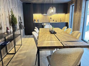 Cabin, 4 Bedrooms, Balcony, Garden View | Dining room