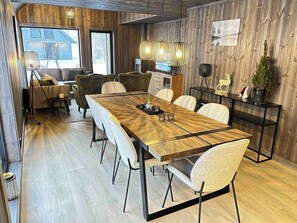 Huisje, 4 slaapkamers, balkon, uitzicht op tuin | Dineerruimte