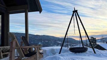 Cabin, 4 Bedrooms, Balcony, Garden View | Property grounds