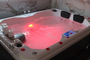 Indoor spa tub