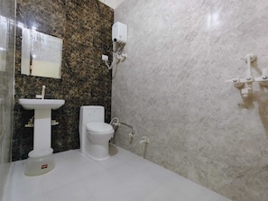 Regadera, toallas, jabón, shampoo