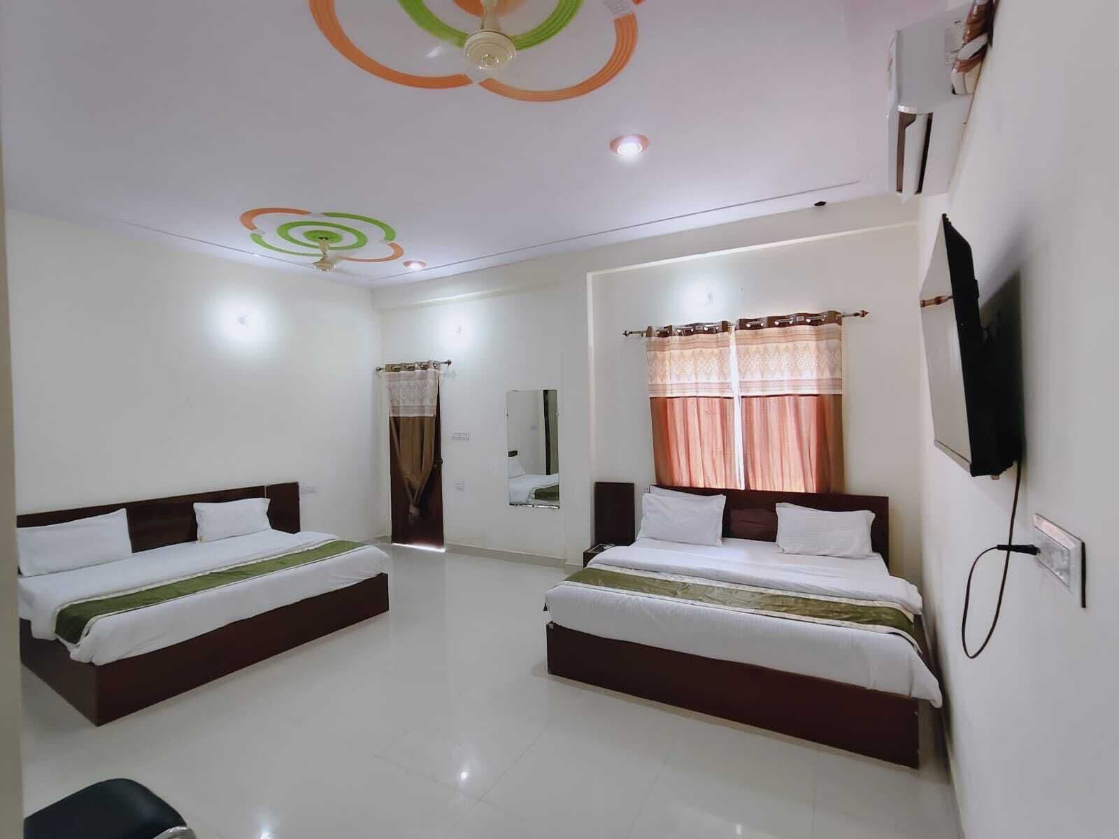 Family Quadruple Room | Laptop workspace, free WiFi