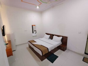 Laptop workspace, free WiFi, bed sheets - Radhe Shyam Resort By HRG Vrindavan (Vrindavan)