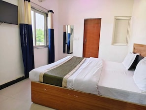 Deluxe Room | Laptop workspace, free WiFi - Radhe Shyam Resort By HRG Vrindavan (Vrindavan)