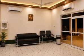 Lobby sitting area - Radhe Shyam Resort By HRG Vrindavan (Vrindavan)