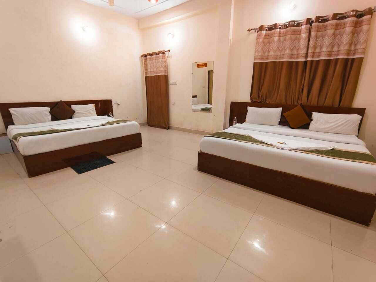 Habitación cuádruple familiar | Espacio para trabajar con un portátil y wifi gratis