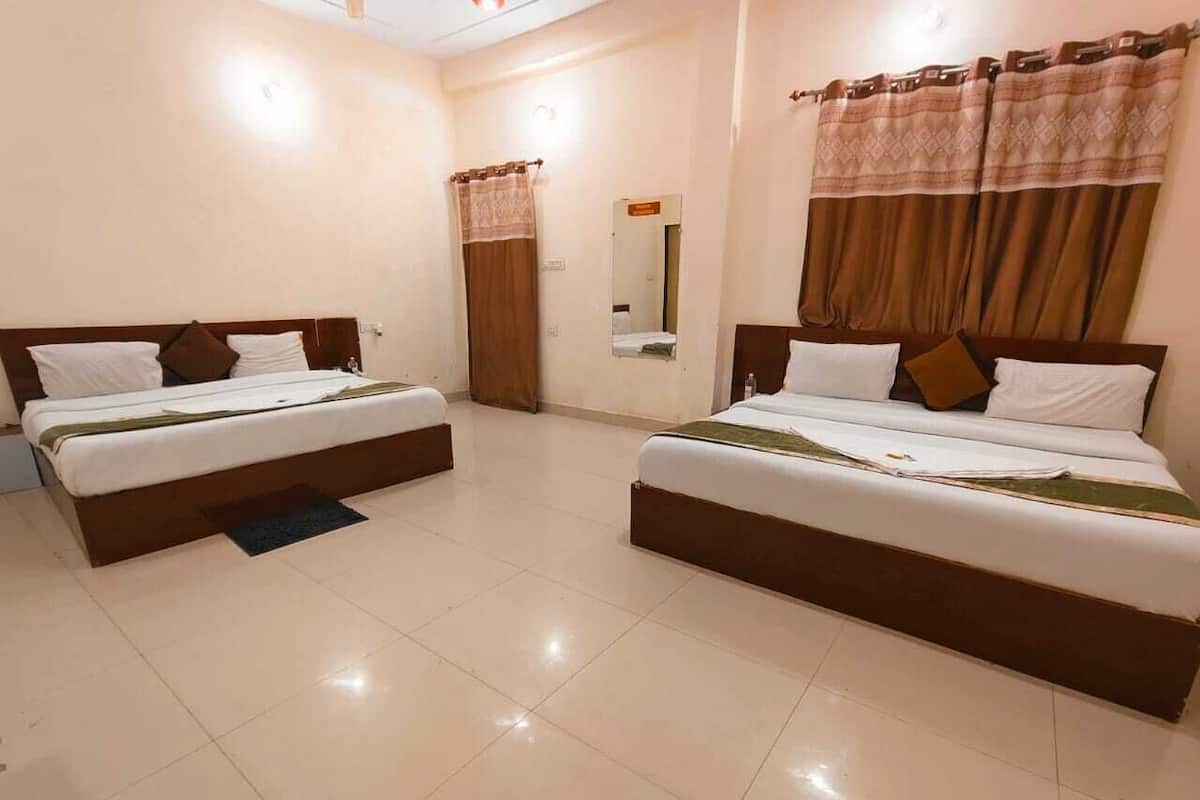 Habitación cuádruple familiar | Espacio para trabajar con un portátil y wifi gratis