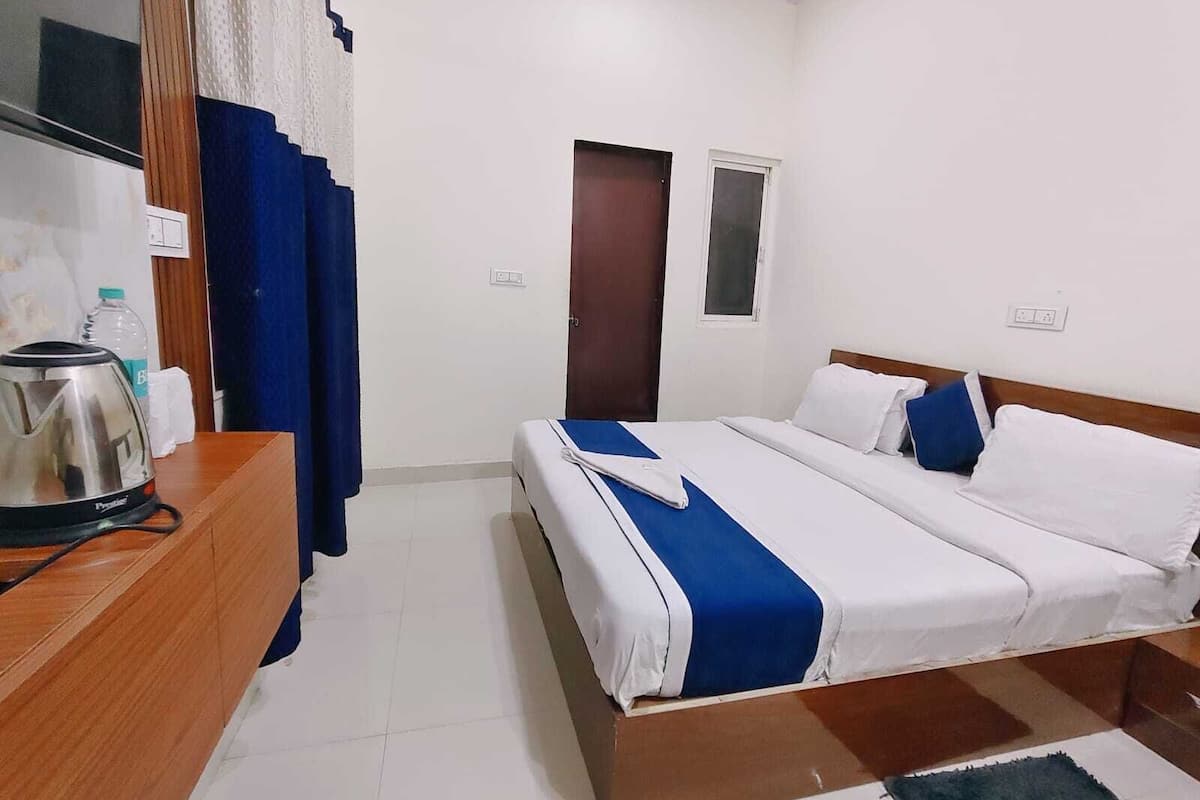 笔记本电脑工作区、免费 WiFi、床单