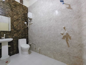 Shower, towels, soap, shampoo - Radhe Shyam Resort By HRG Vrindavan (Vrindavan)