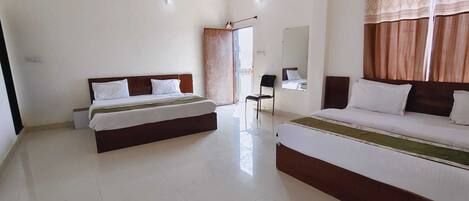 Habitación cuádruple familiar | Espacio para trabajar con un portátil y wifi gratis