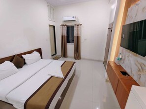Laptop workspace, free WiFi, bed sheets - Radhe Shyam Resort By HRG Vrindavan (Vrindavan)