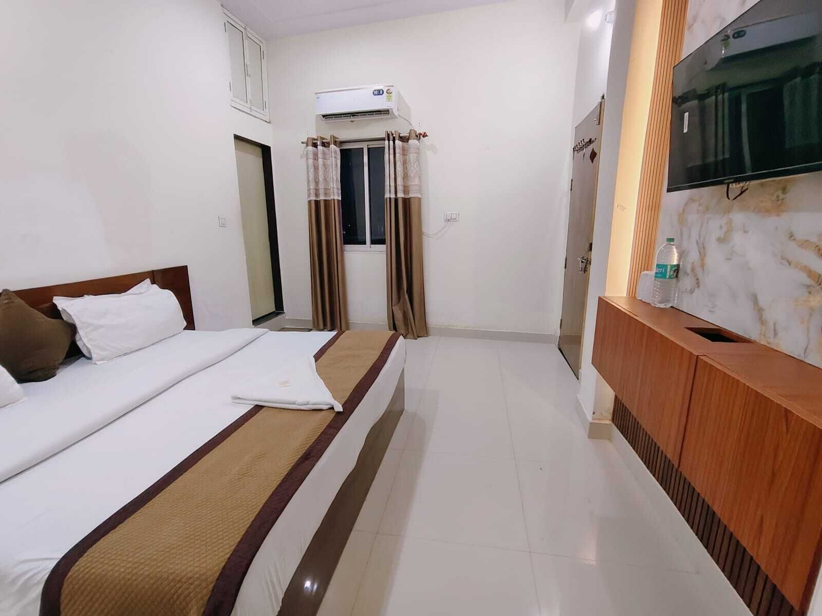 Laptop workspace, free WiFi, bed sheets