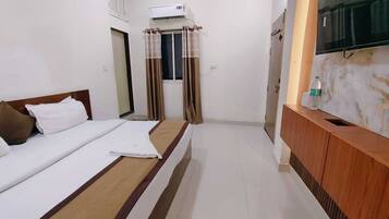 Laptop workspace, free WiFi, bed sheets